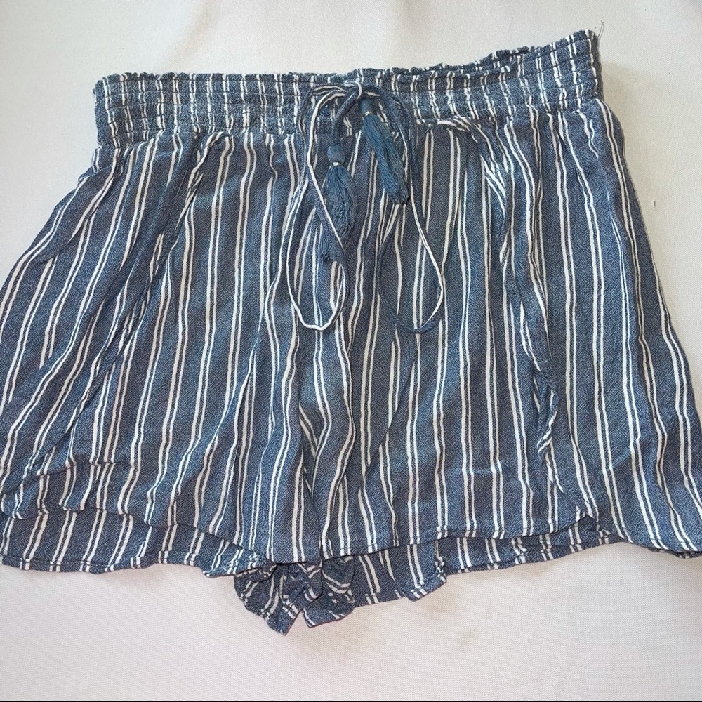 AMERICAN EAGLE FLOWY SHORTS !!
